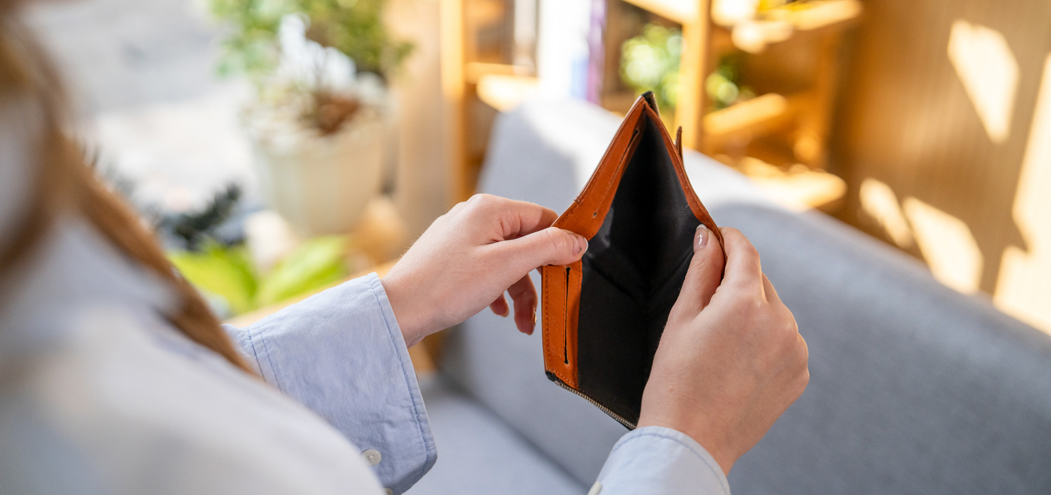 A person holding an empty wallet